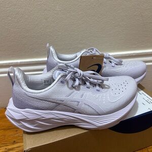 NWT ASICS novablast 4 lilac hint / faded ash rock size 7 / 36